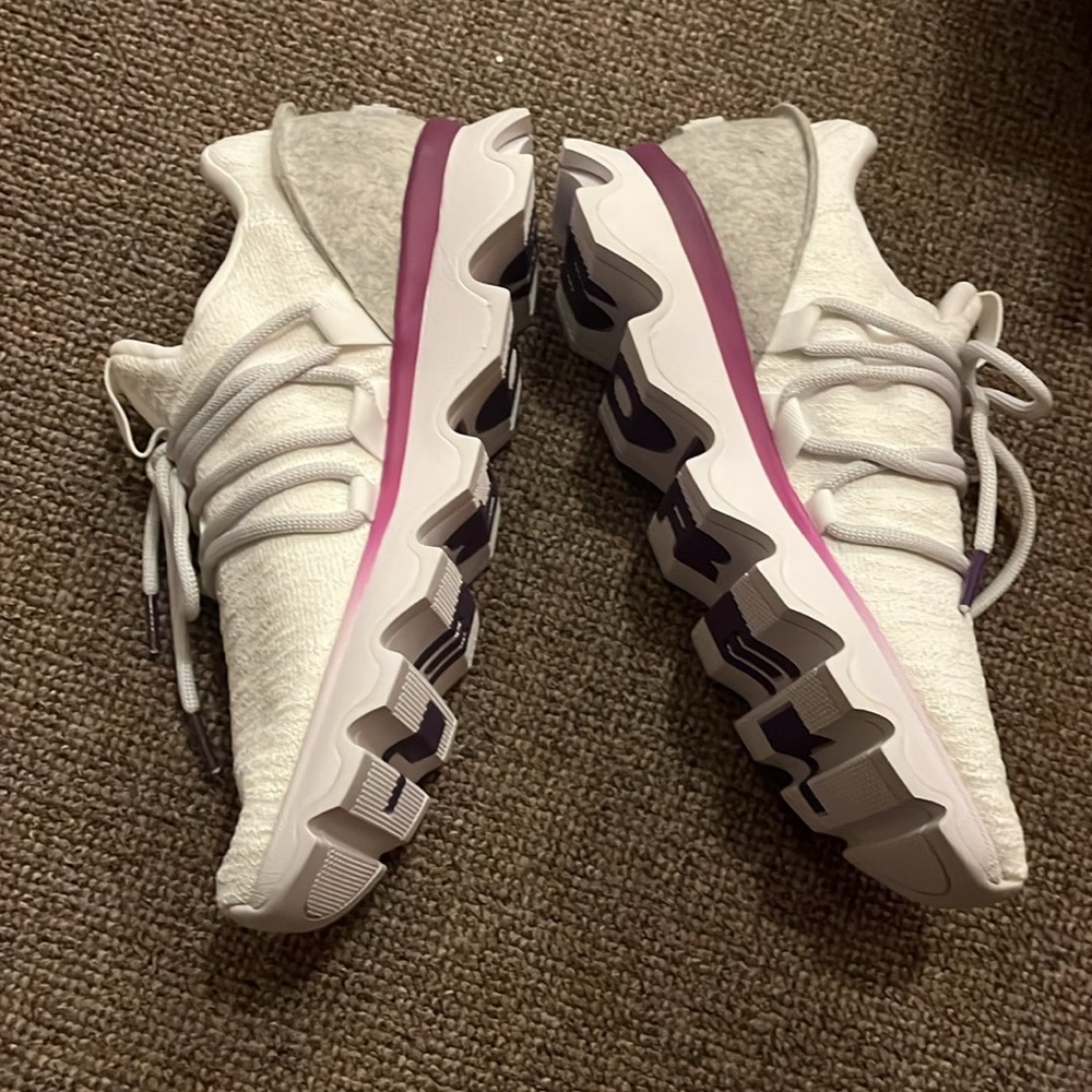 Sorel kinetic white sneakers with grey laces and pink trim soles